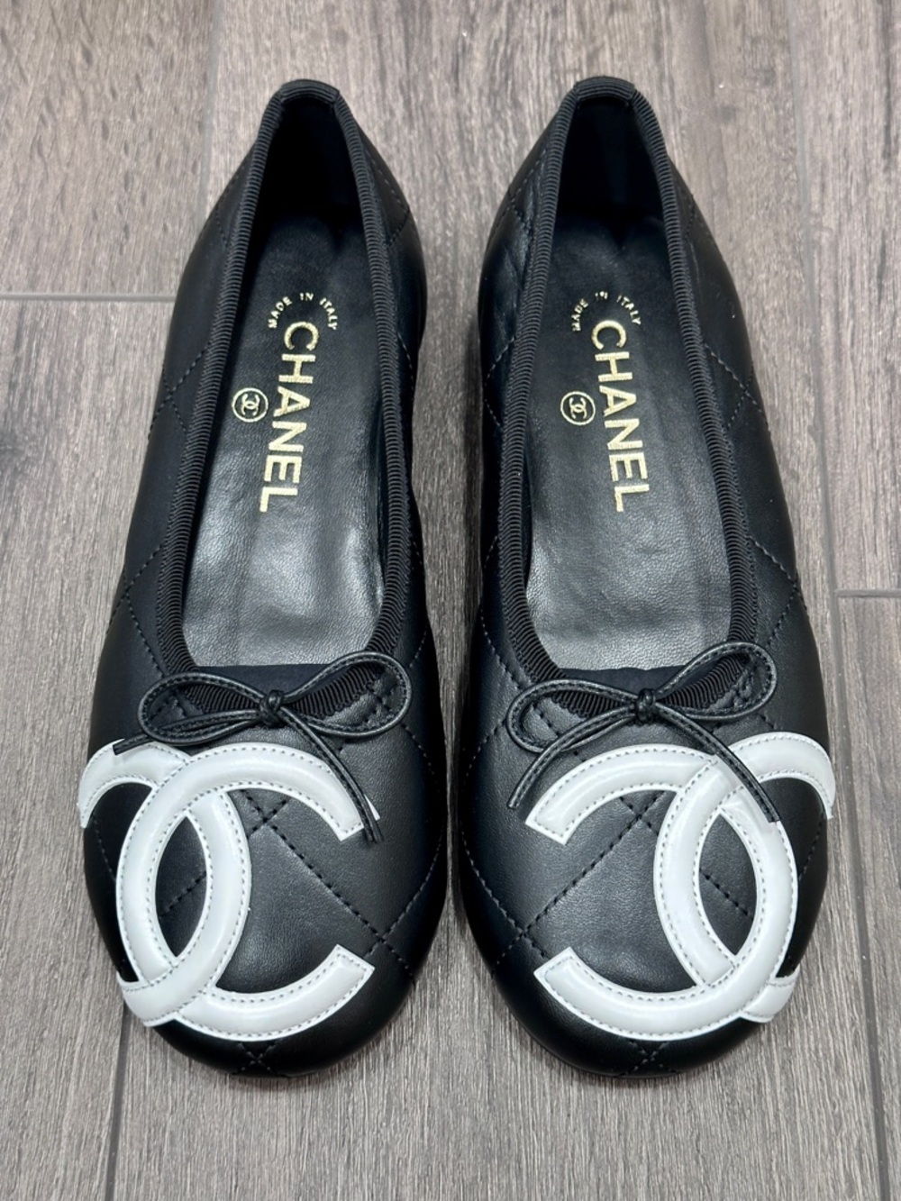 NEW CHANEL CAMBON BLACK QUILTED LEATHER FLATS WITH LARGE WHITE CC LOGO 39.5C